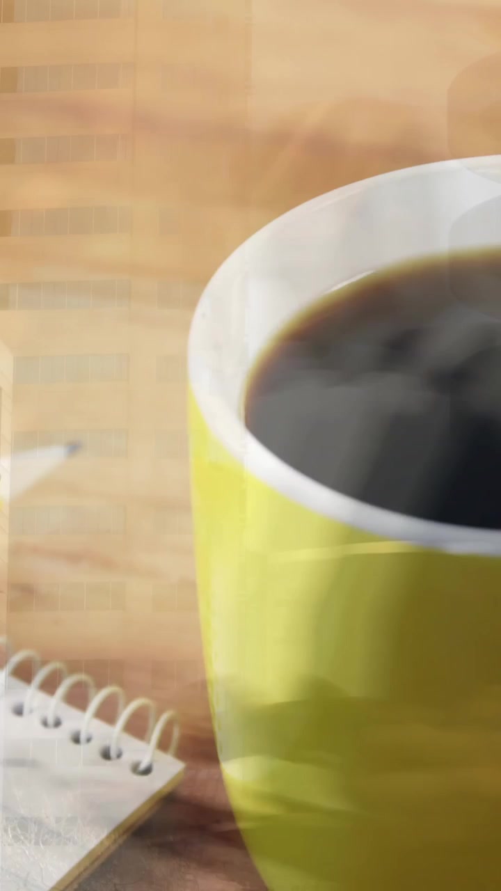 Animazione di un paesaggio urbano sopra appunti e una tazza di caffè.