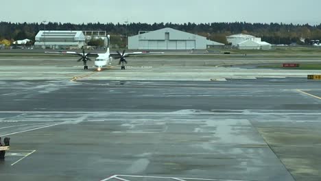 avión se acerca al edificio de la terminal en el aeropuerto