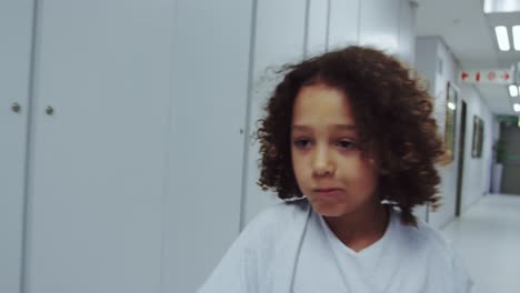 primer plano de un niño discapacitado afroamericano caminando por el pasillo del hospital 4k