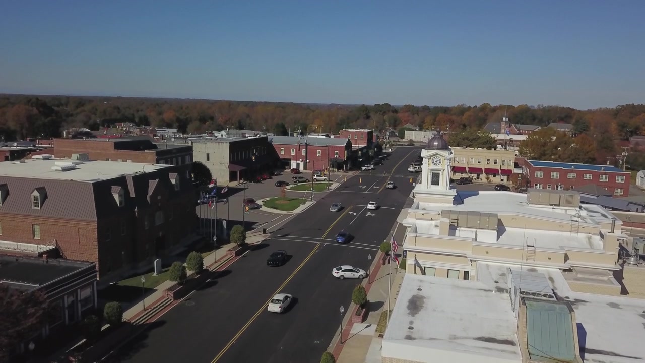 Vista aérea do centro de Mocksville, Carolina do Norte, no outono de 2018.