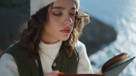 Primer-Libro-De-Lectura-Femenino-Disparado-Verticalmente.-Mujer-Enfocada-Disfrutando-El-Fin-De-Semana