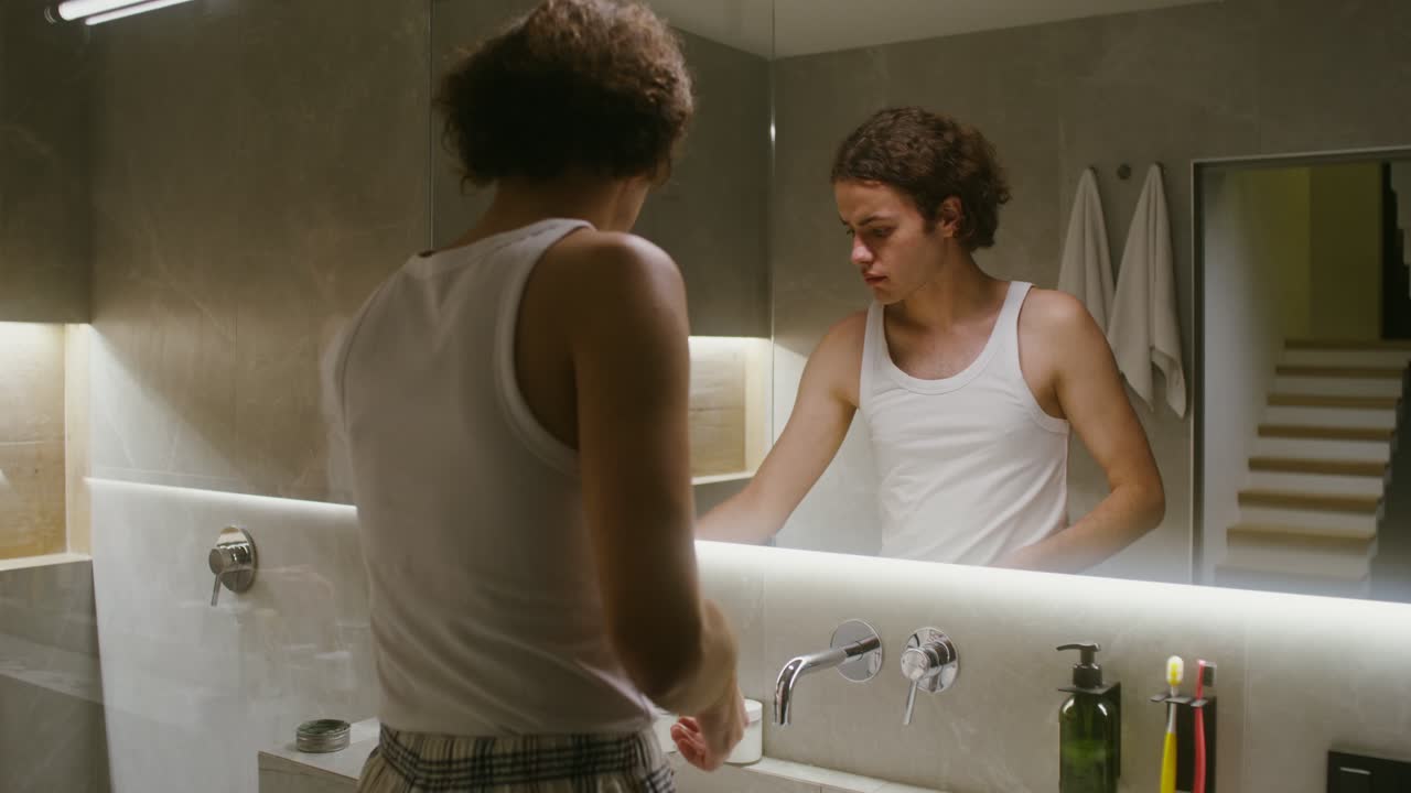 persona que se prepara por la mañana