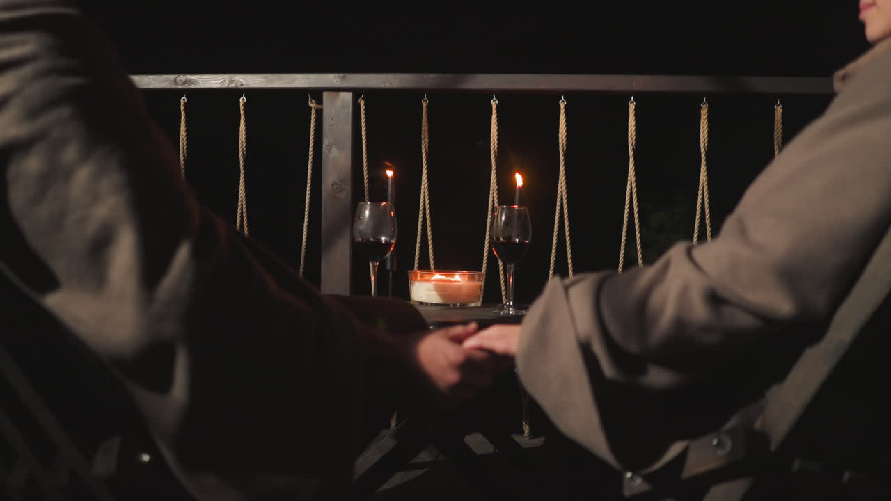 Coppia che si gode una serata romantica su un balcone
