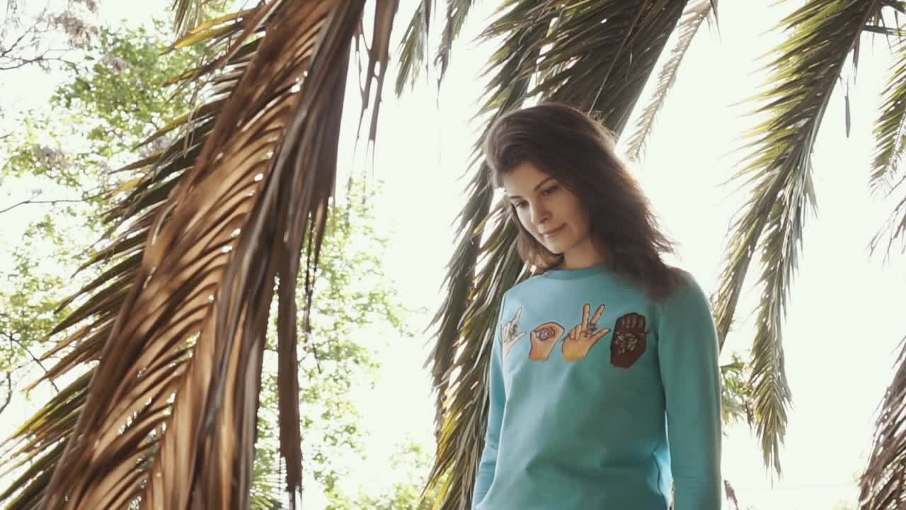 mujer bajo las palmeras