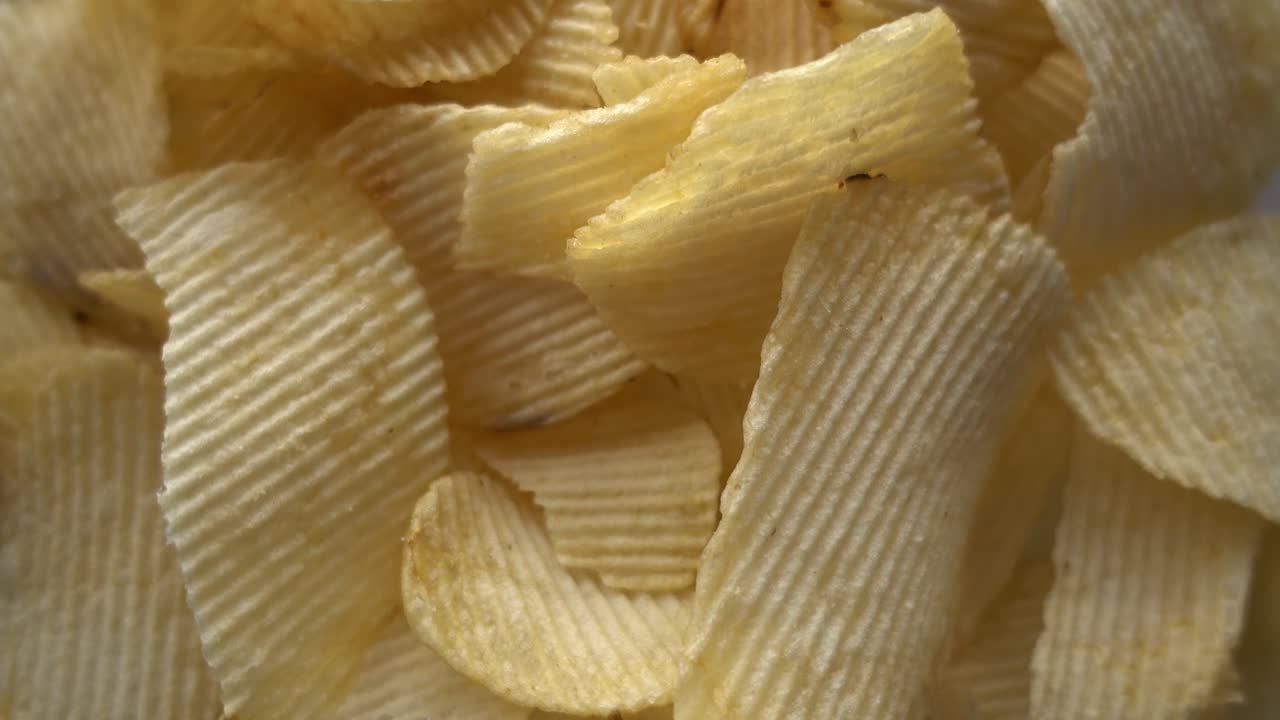 Chipsy ziemniaczane. Przetworzona żywność