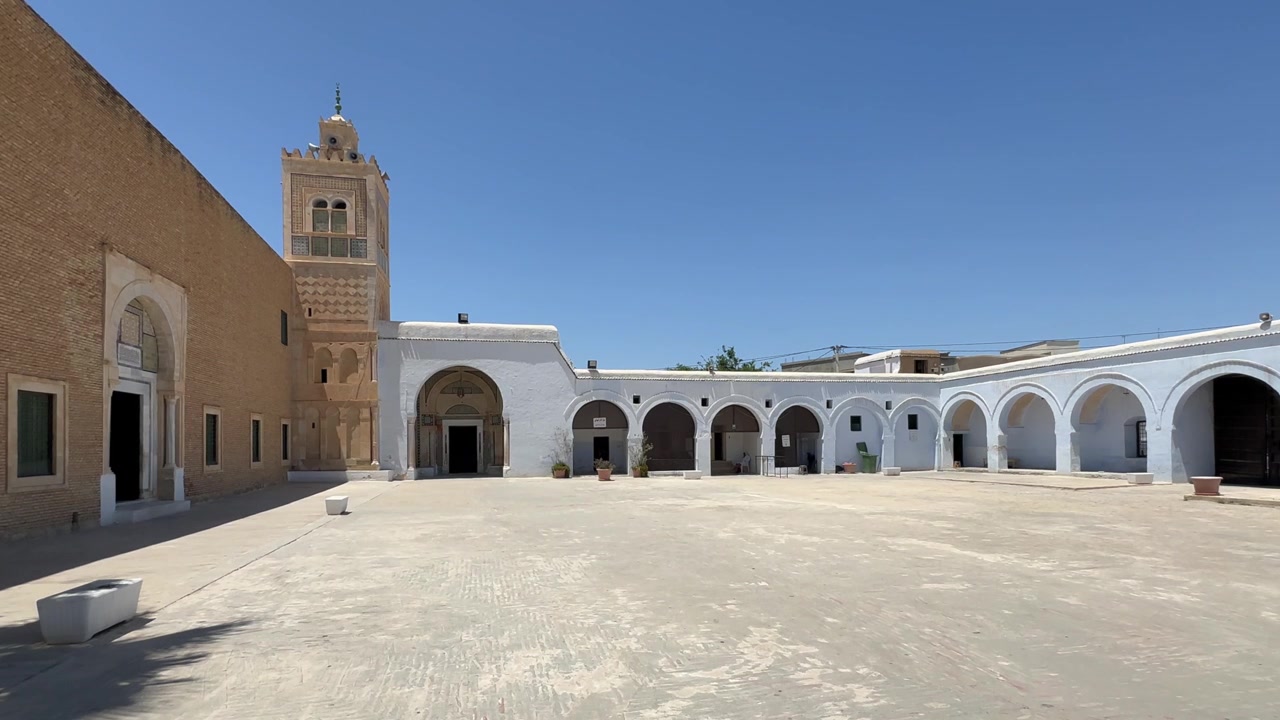 Ampia inquadratura della storica Zawiya di Sidi Sahib, conosciuta anche come la Zawiya di Abu al-Balawi o Moschea del Barbiere, a Kairouan, Tunisia