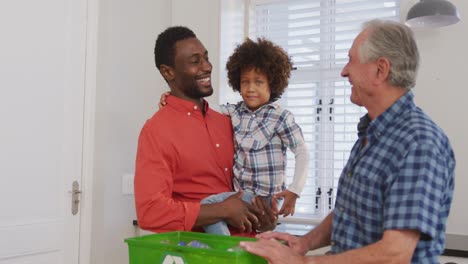 Video-De-Una-Familia-Diversa-En-La-Cocina-Separando-La-Basura