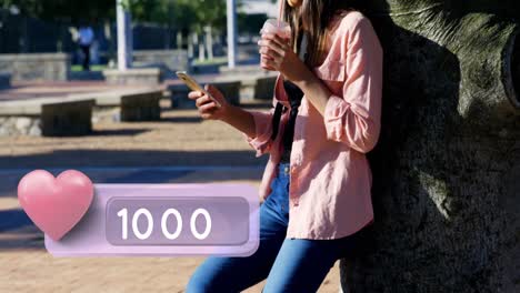adolescente pasando el rato en el parque enviando mensajes de texto 4k