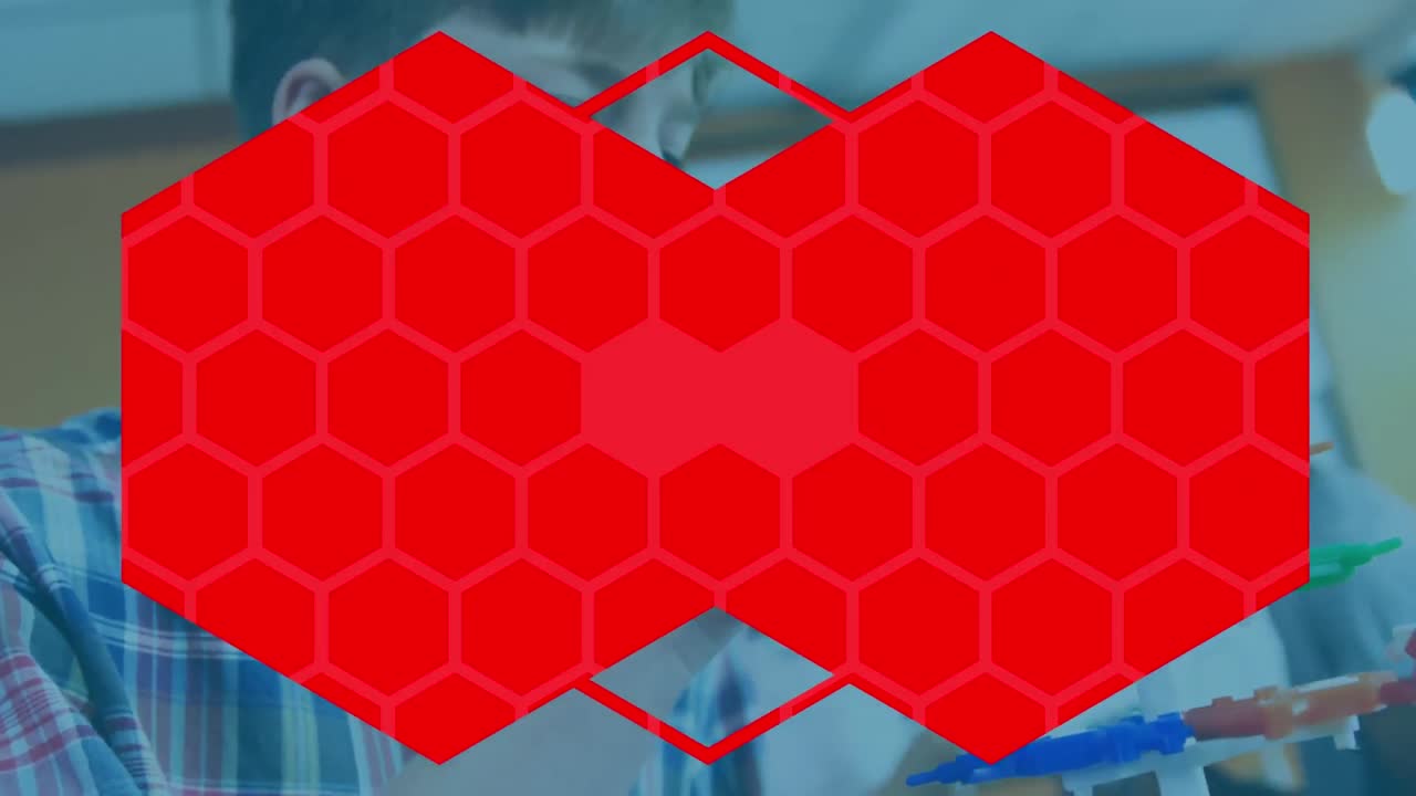 formas hexagonales abstractas contra un niño caucásico tocando el modelo de estructura de adn en el laboratorio