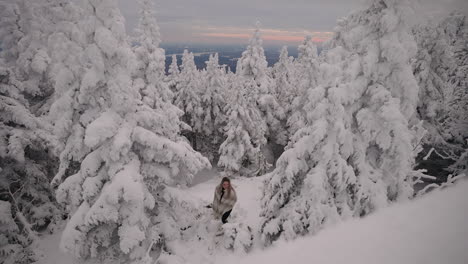 Niña-Caucásica-Con-Chal-Vagando-En-La-Estación-De-Esquí-Con-árboles-Coníferos-Cubiertos-De-Nieve-En-El-Monte-Orford,-Quebec,-Canadá