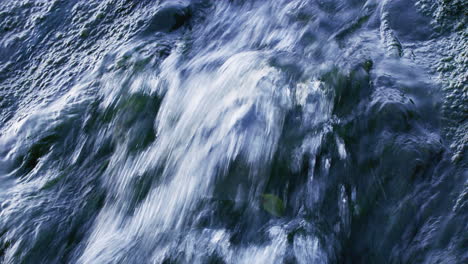 wasser, das in stromschnellen fließt, in der nähe