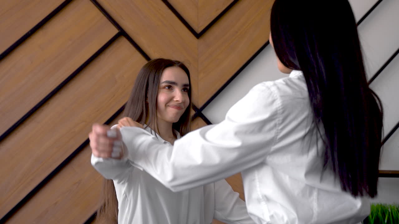 dos empleados abrazándose 1