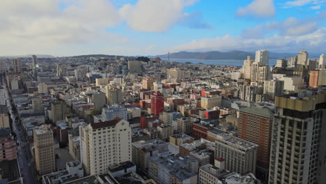 Antena-Panorámica-Del-Barrio-De-San-Francisco-Union-Square-Con-El-Famoso-Puente-Golden-Gate-Al-Fondo,-California,-EE.UU.