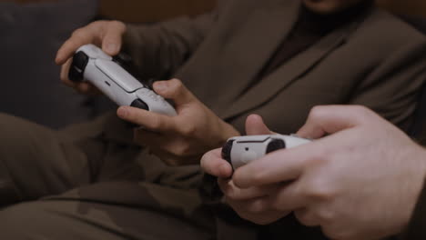 Dos amigos jugando a videojuegos.