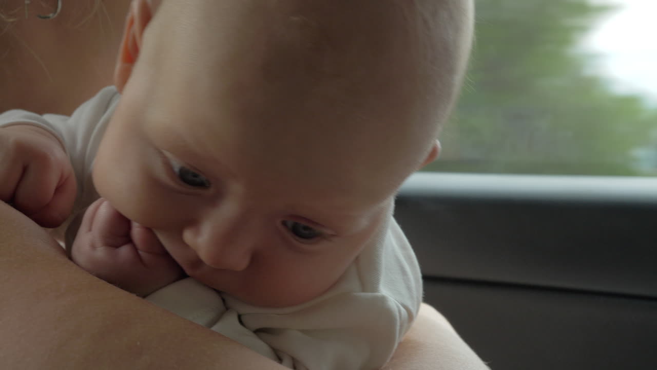 девочка с матерью в поездке