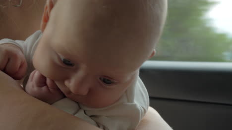 niña con su madre en un viaje por carretera