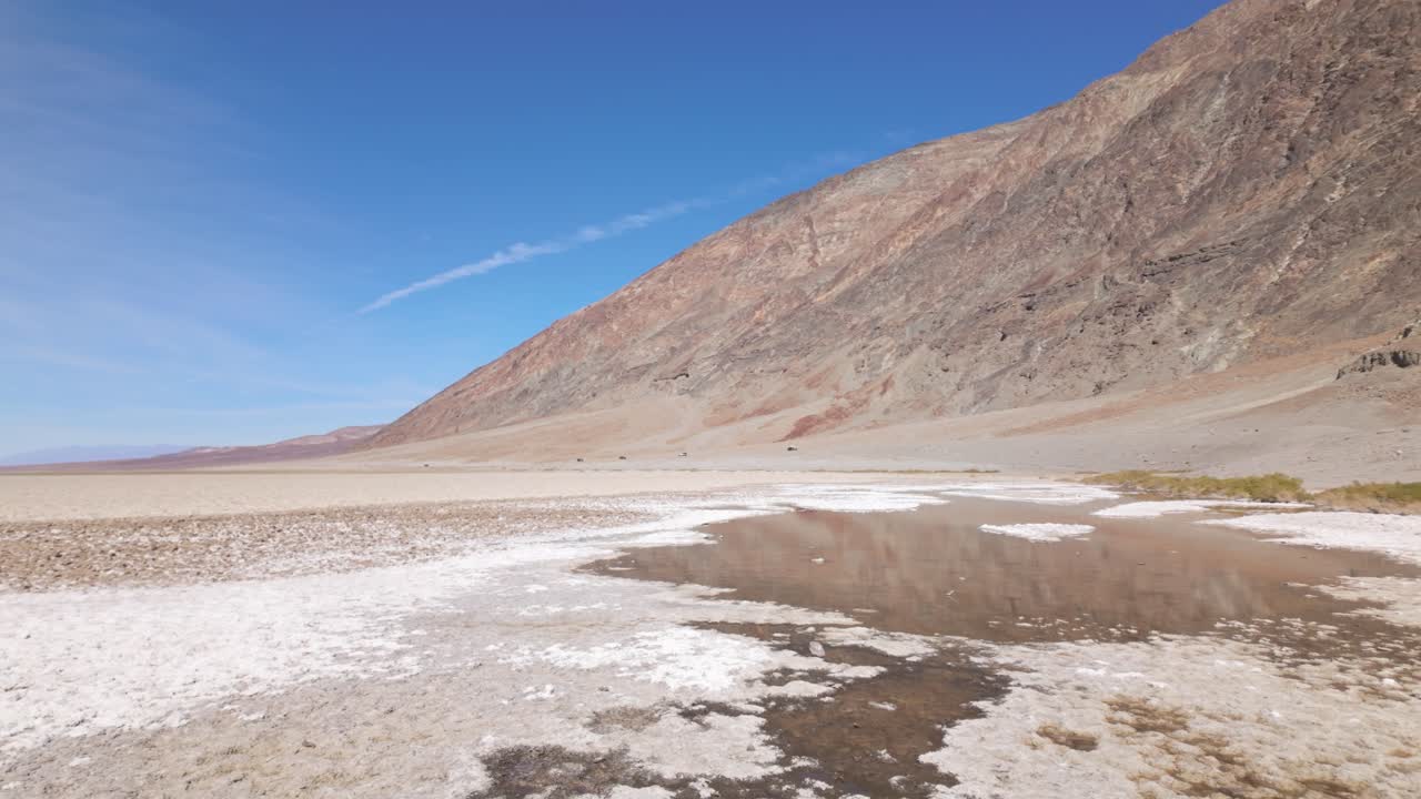 Plano panorâmico em close-up com gimbal das piscinas termais tóxicas em Badwater Basin no Parque Nacional do Vale da Morte, Califórnia. 4K.