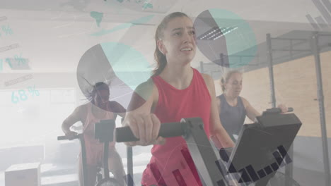 Animation-Einer-Schnittstelle-Zur-Datenverarbeitung-über-Glückliche,-Vielfältige-Frauen-Beim-Crosstraining-Auf-Crosstrainern-Im-Fitnessstudio