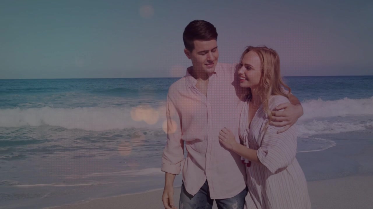 Coppia romantica che si abbraccia su una spiaggia sabbiosa in riva al mare