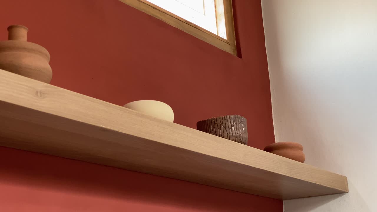 decorations in the bedroom with a simple, aesthetic and elegant theme.