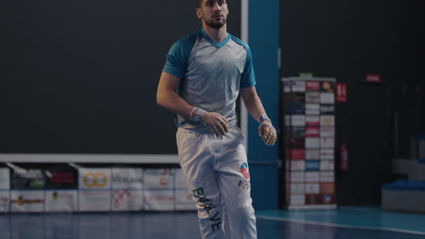 le joueur de pilota valenciana frappe un volley à la main.