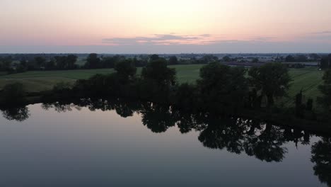 Das-Perfekte-Spiegelbild-Der-Liebe-Und-Wasserreflexion