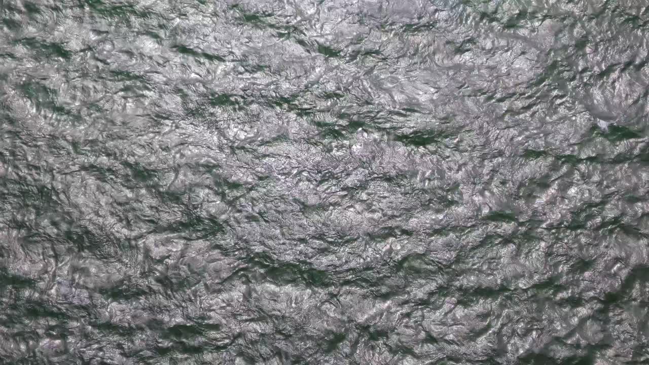 바다의 파도에 대한 조감도는 수면 위를 날아다니는 새들과 함께 물을 파문을 일으켰다