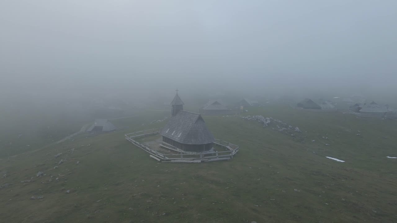 Tåget kapel på bakke omgivet af græs, luftfoto, Velika Planina, Kamnik, Slovenien