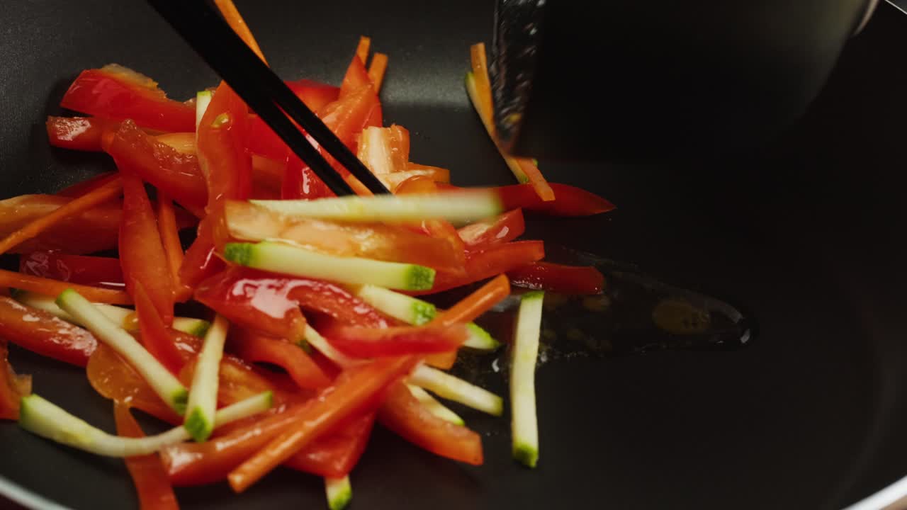 Peperone, zucchine e carote freschi affettati in padella