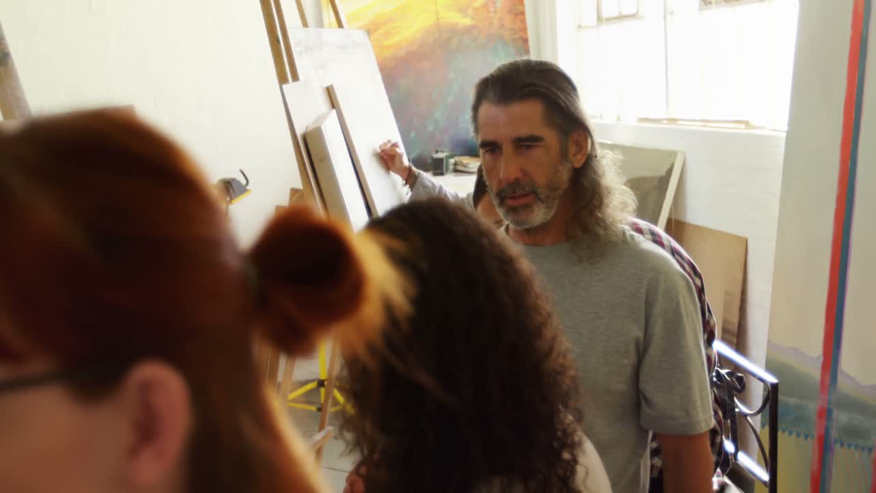 4k 그림 을 그리는 예술가 를 돕는 사람