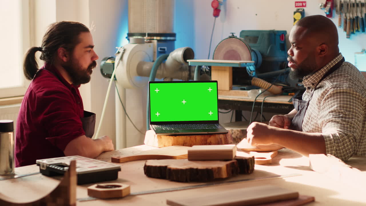 artesano y compañero de trabajo diseñando muebles 3d personalizados en el cuaderno de claves de chroma