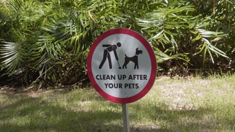 close shot of a sign that indicates to clean the shit that your pet throws in the grass