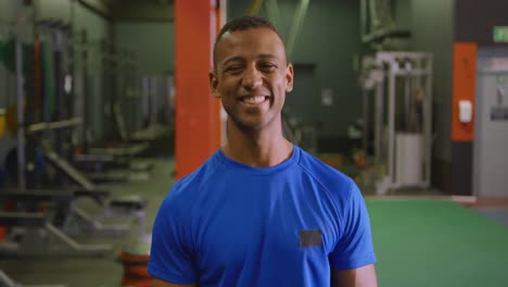 hombre sonriendo a la cámara