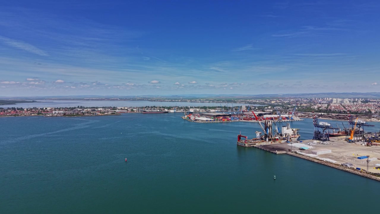 Vista del porto con barche e skyline della città durante una giornata limpida nell'area portuale