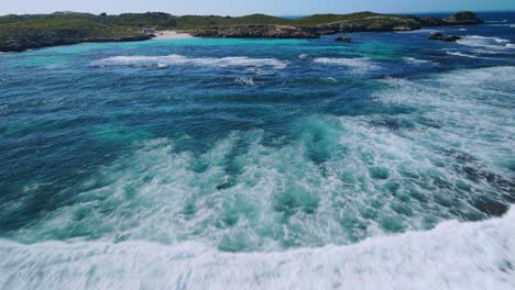 vista aérea por encima de las olas, en la costa de la isla de rottnest, australia- adelante, disparo de dron