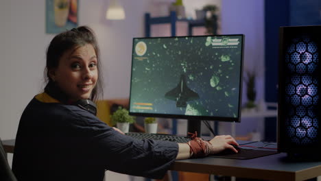 Mujer-Jugadora-Con-Auriculares-Mirando-A-La-Cámara-Sonriendo