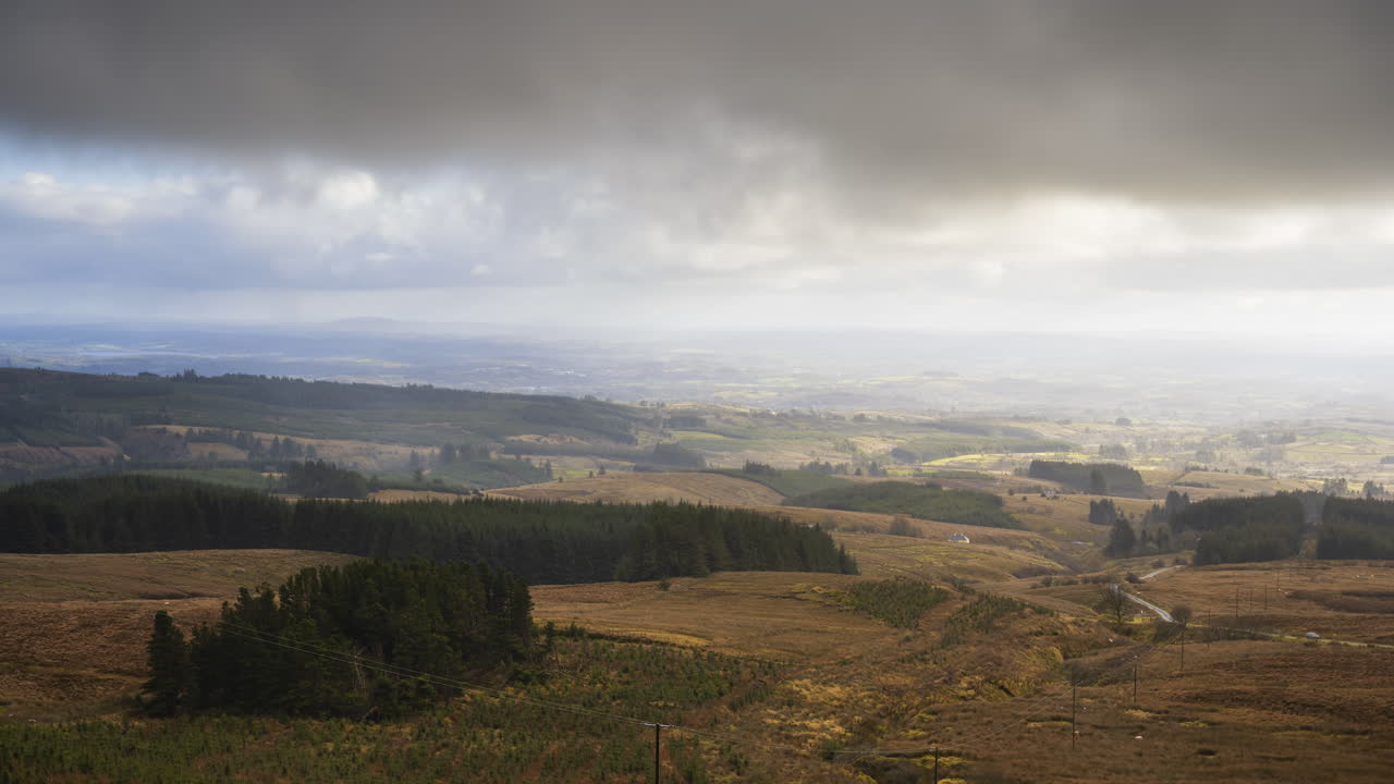 아일랜드의 극적인 소나기 날씨 동안 외딴 시골 풍경의 시간 경과