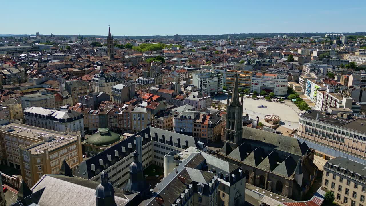 Chiese storiche di Saint-Pierre-du-Queyroix e Saint-Michel-des-Lions sullo sfondo, Limoges, Francia. Drone aereo in avanti e paesaggio urbano