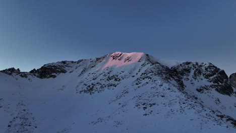 disparo de dron debajo del pico musala durante el amanecer, amanecer, bulgaria, montaña rila, cumbre más alta de los balcanes, clima despejado, cielo despejado, asombrosa, vista impresionante, laderas soleadas