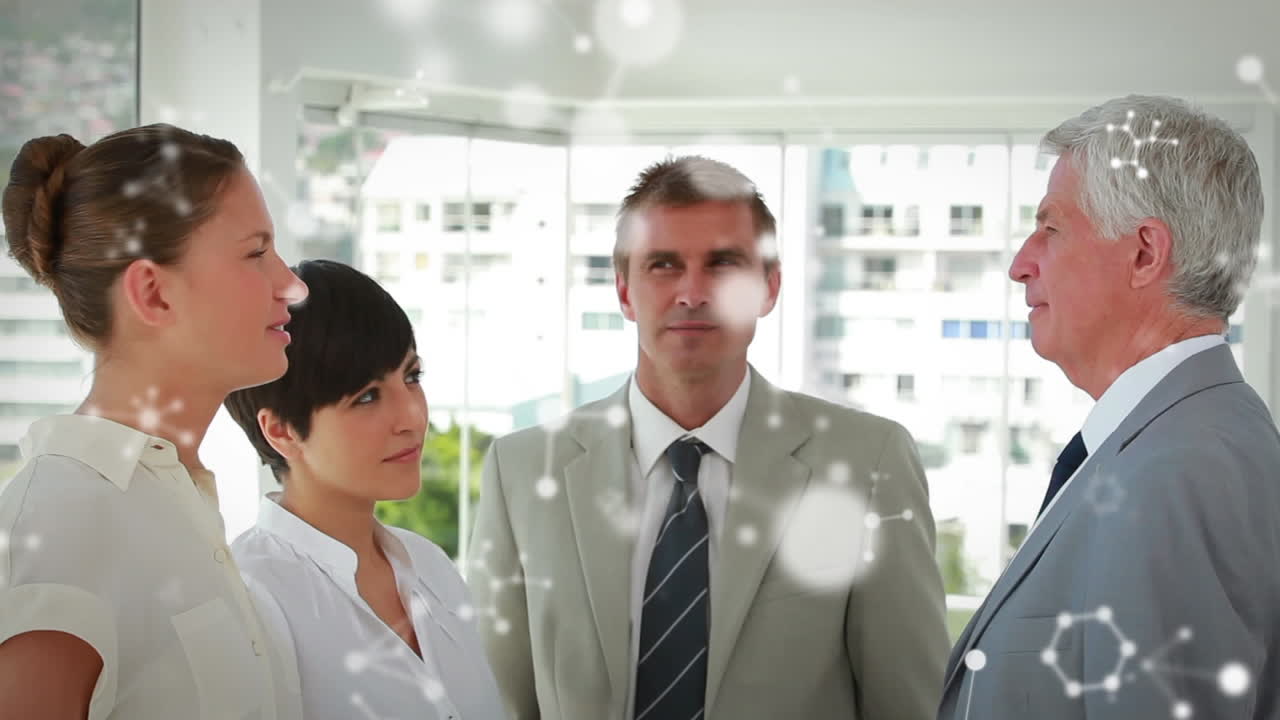 다양한 사업가들과 함께 사무실에서 논의하는 분자 구조가 떠다니고 있습니다.