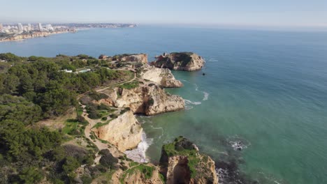 Costa-Rocosa-Cinematográfica-En-Portimao,-Portugal,-órbita-Aérea-En-Un-Día-De-Verano