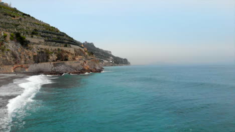 Driving-around-the-mountains-in-Amalfi