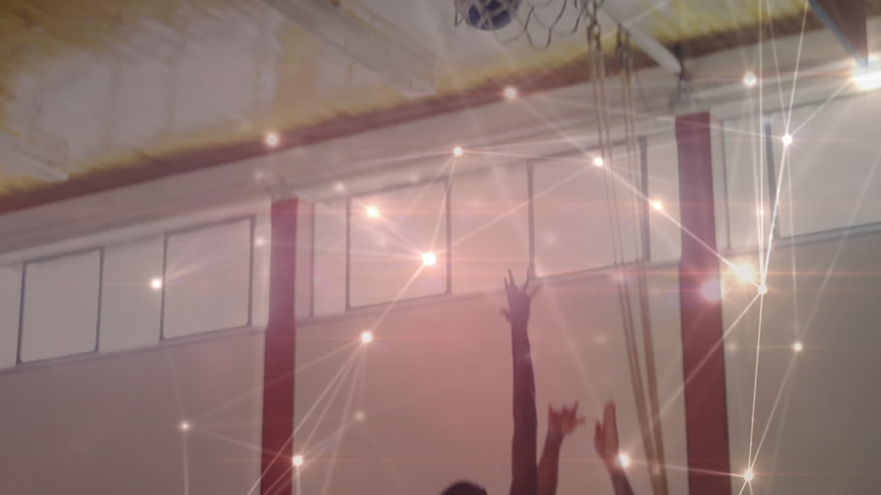 animación de redes de conexiones en un grupo de diversos jugadores de baloncesto en el gimnasio