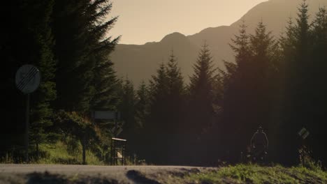 Joven-Ciclista-Masculino-En-Bicicleta-Hacia-La-Puesta-De-Sol-En-Noruega