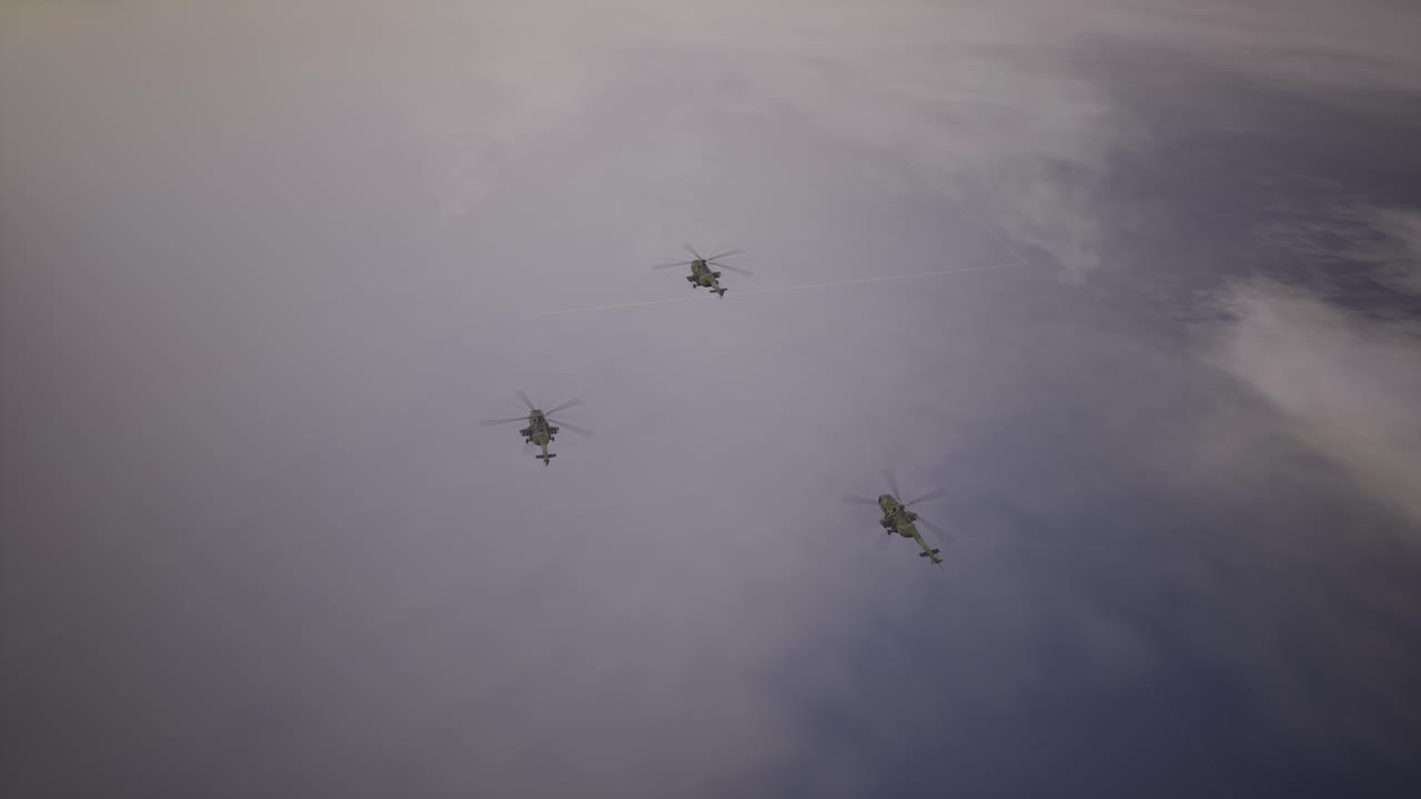 Militære angrebshelikoptere affyrer eller flyver i kampformation i høj højde.
