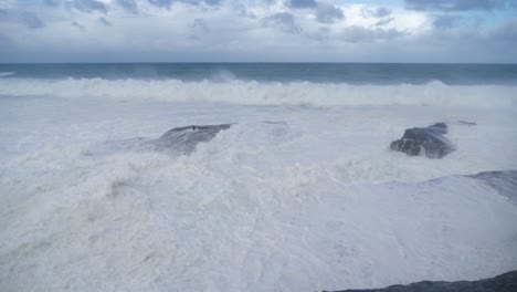 Extreme-Waves-Breaking-On-The-Rugged-Cliff-In-Clovelly-Beach-During-A-Storm---Sydney,-New-South-Wales,-Australia---wide-shot