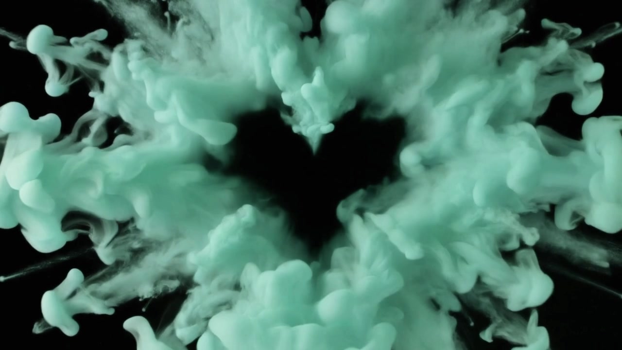 Nuvola di inchiostro verde menta a forma di cuore nell'acqua