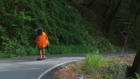 mujer patinando en un camino del bosque