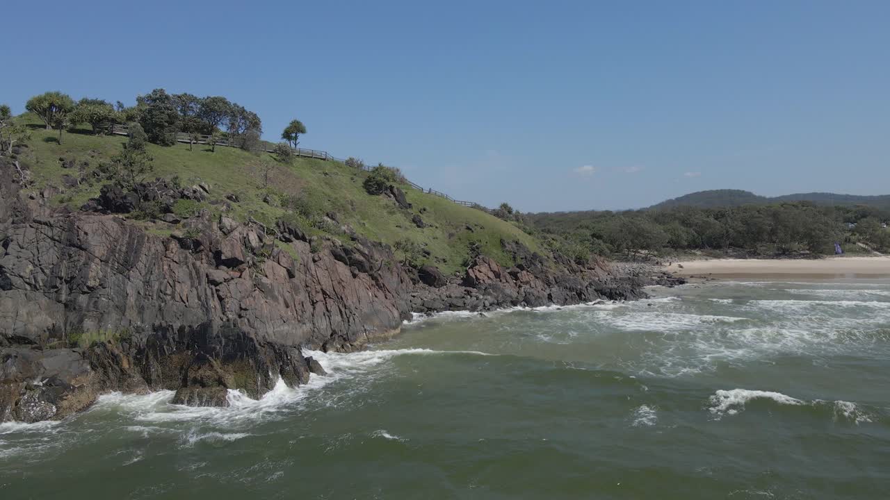 olas salpicando en la península rocosa norries cabecera en playa cabarita, nueva gales del sur, australia
