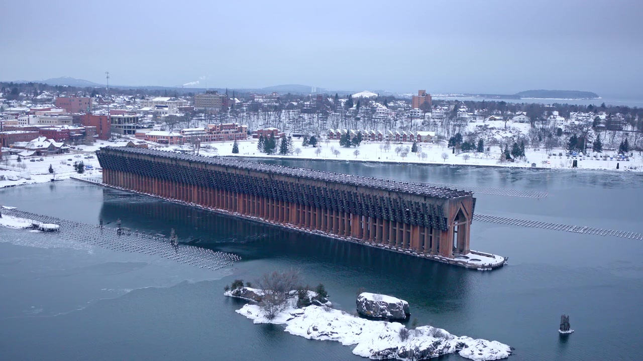 Ripresa aerea di una struttura di carico di minerale di ferro coperta di neve lungo la costa del Michigan settentrionale